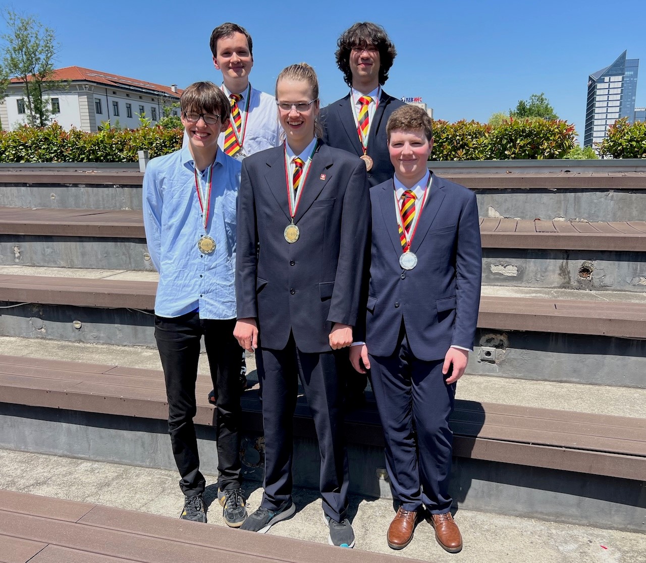 Das deutsche Team der EuPhO 2025 nach der Preisverleihung. V.l.n.r.: Oliver Eckstädt (Gold), Clemens Böke (Silber), Lasse Jungermann (Gold), Efe Gökkus (Bronze), Dmytro Mintenko (Silber).