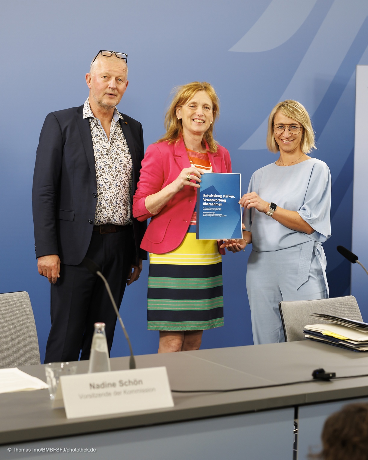 Bundesbildungsministerin Karin Prien (mitte) mit den beiden Co-Vorsitzenden der Expertenkommission, Nadine Schön und Prof. Dr. Olaf Köller.