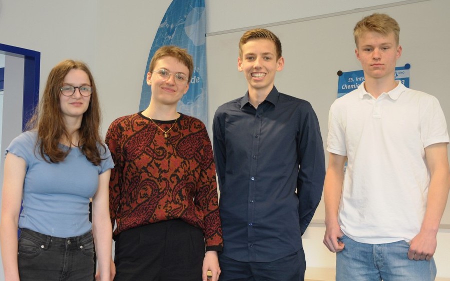 Die Siegerinnen und Sieger der 4. deutschen Auswahlrunde zur IChO 2023: Maren Sophie May, Frederike Saal, Niklas Küstner und Mars Budäus.
