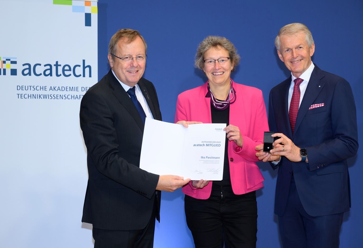 Prof. Dr. Dr. h.c. Ilka Parchmann wird die Mitgliederurkunde überreicht