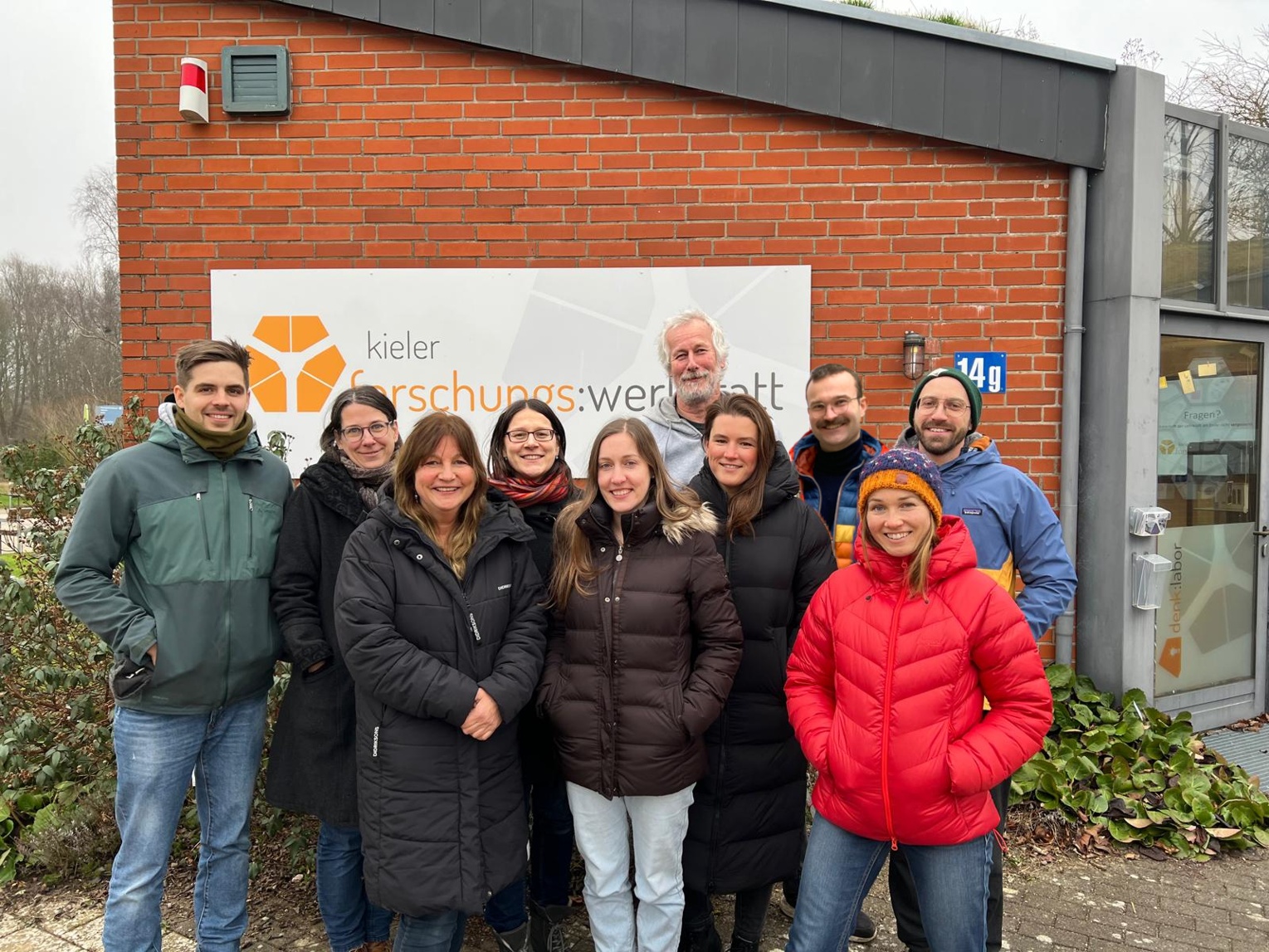 Das Team der Plastic Pirates freut sich über die Auszeichnung für die gemeinsame Citizen Science Studie (v.l.): Dr. Dennis Brennecke, Doris Knoblauch, Dr. Katrin Knickmeier, Linda Mederake, Marianne Böhm-Beck, Dr. Martin Thiel, Dr. Sinja Dittmann, Janto Schönberg, Mandy Hinzmann und Dr. Tim Kiessling. (Foto/Copyright: Kieler Forschungswerkstatt)