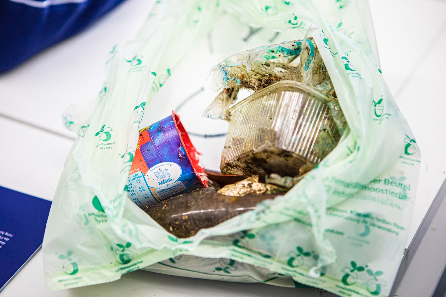 Von 2016 bis 2022 haben mehr als 23.000 Schüler*innen als Plastikpiraten aktiv Müll für die Wissenschaft gesammelt und so die Erstellung eines einzigartigen Langzeitdatensatzes ermöglicht. Besonders häufig fanden die Jugendlichen Kunststoffabfälle und Zigarettenstummel, die Besucher*innen der Uferbereiche zurückgelassen hatten. (Foto/Copyright: BMBF/Gesine Born)