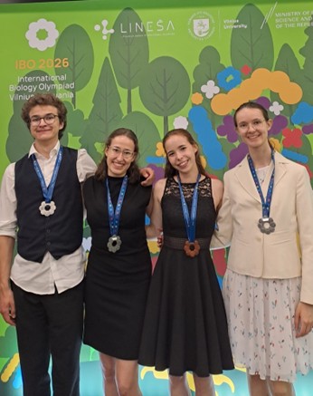 Marie Lautenschlager, Verena Hieber (beide Bayern), Lilia Dieterlen (Sachsen) und Gregor Schneider (Niedersachsen) mit ihren Medaillen.