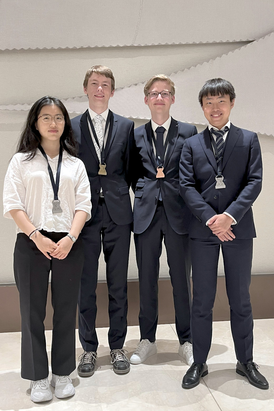 Das deutsche Team der IChO 2025 in Dubai. V.l.n.r.: Jieoh Ahn (Silber), Magnus Güldenpfennig (Gold), Ole Ahrenhold (Bronze), Yijiao Lu (Silber).
