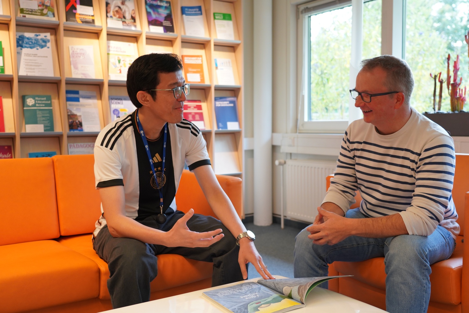 Syamil Ahmad Shakir mit Stefan Petersen, IPN-Mitarbeiter und Leiter des nationalen Auswahlwettbewerbs der IPhO.