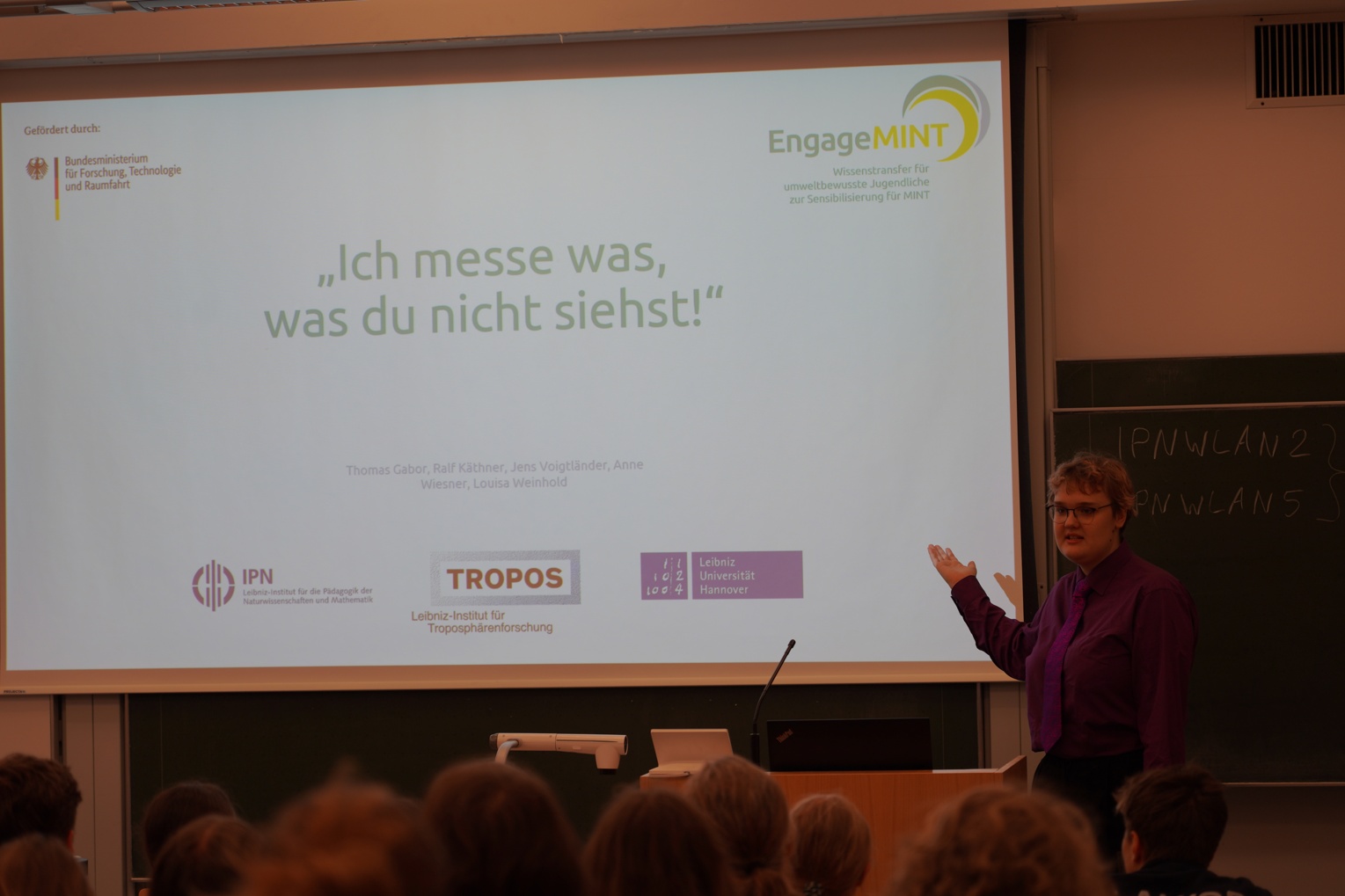 IPN-Freiwillige Luise beim Vortrag im Rahmen des Seminars.