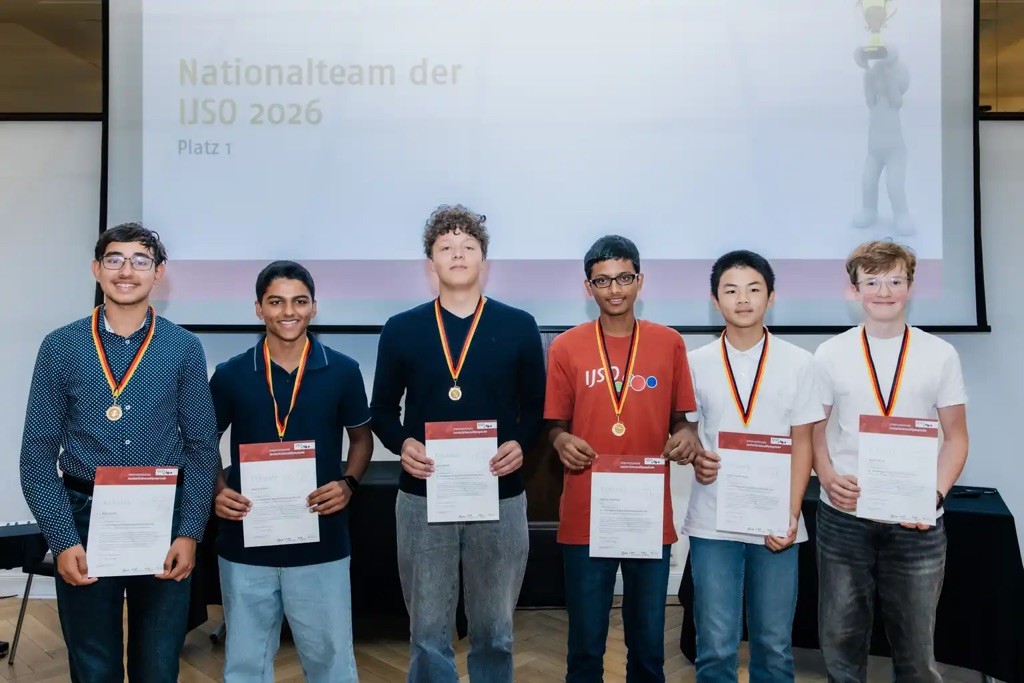 Das Nationalteam der IJSO 2026. Von links: Rishi Kumar, Devang Nellooli, Julius Reuken, Bhuvan Chalamala, Lukas Zhang und Valentin Kusch. Foto: Jonas Wendt.