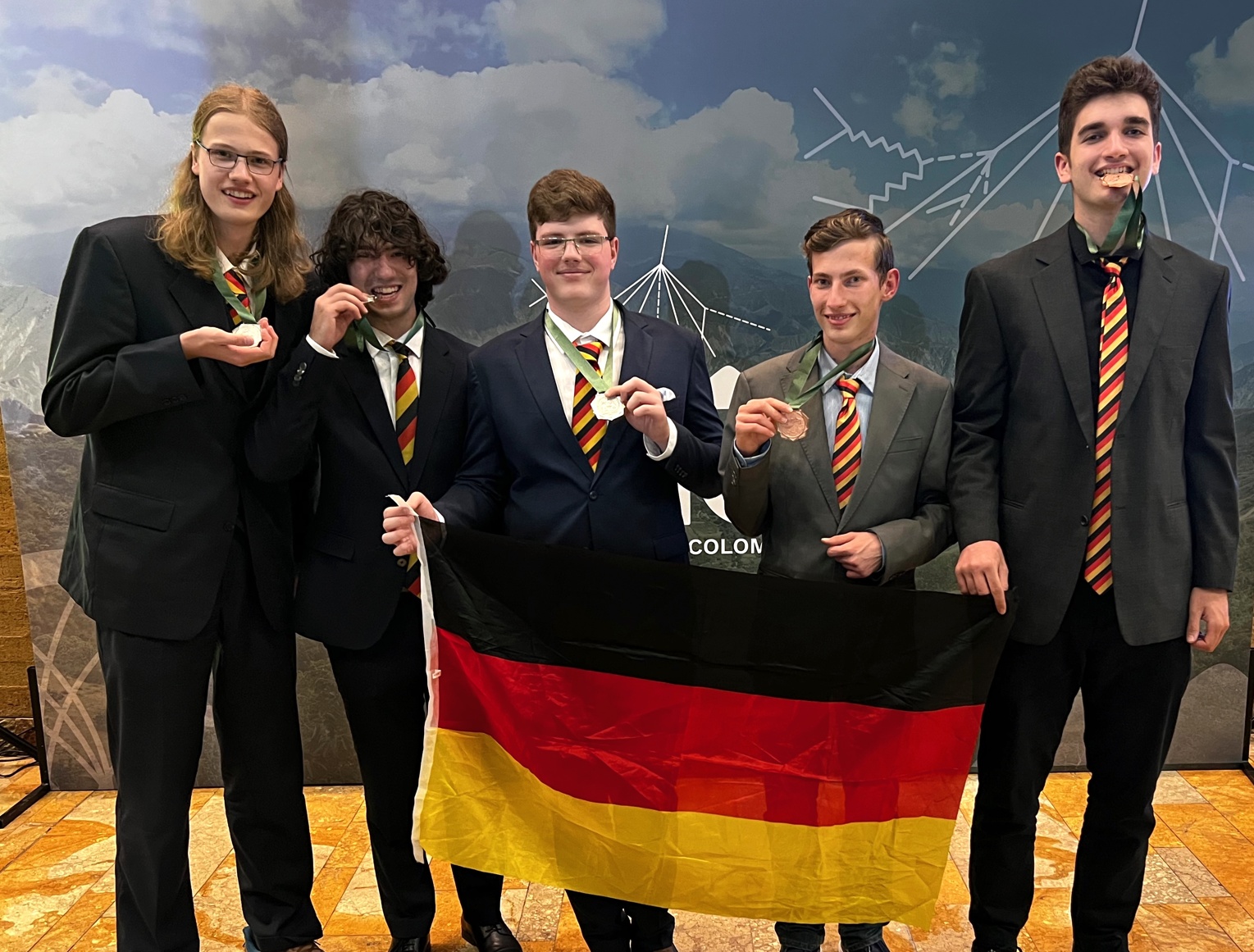 Das deutsche Team der IPhO 2026 in Bucaramanga. V.l.n.r.: Lasse Jungermann (Silber), Efe Gökkkus (Silber), Dmytro Mintenko (Silber), Mykyta Khitsenko (Bronze), und Tim Sindelar (Bronze).
