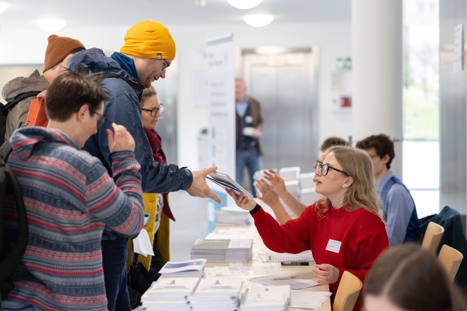 Menschen bei der Registrierung