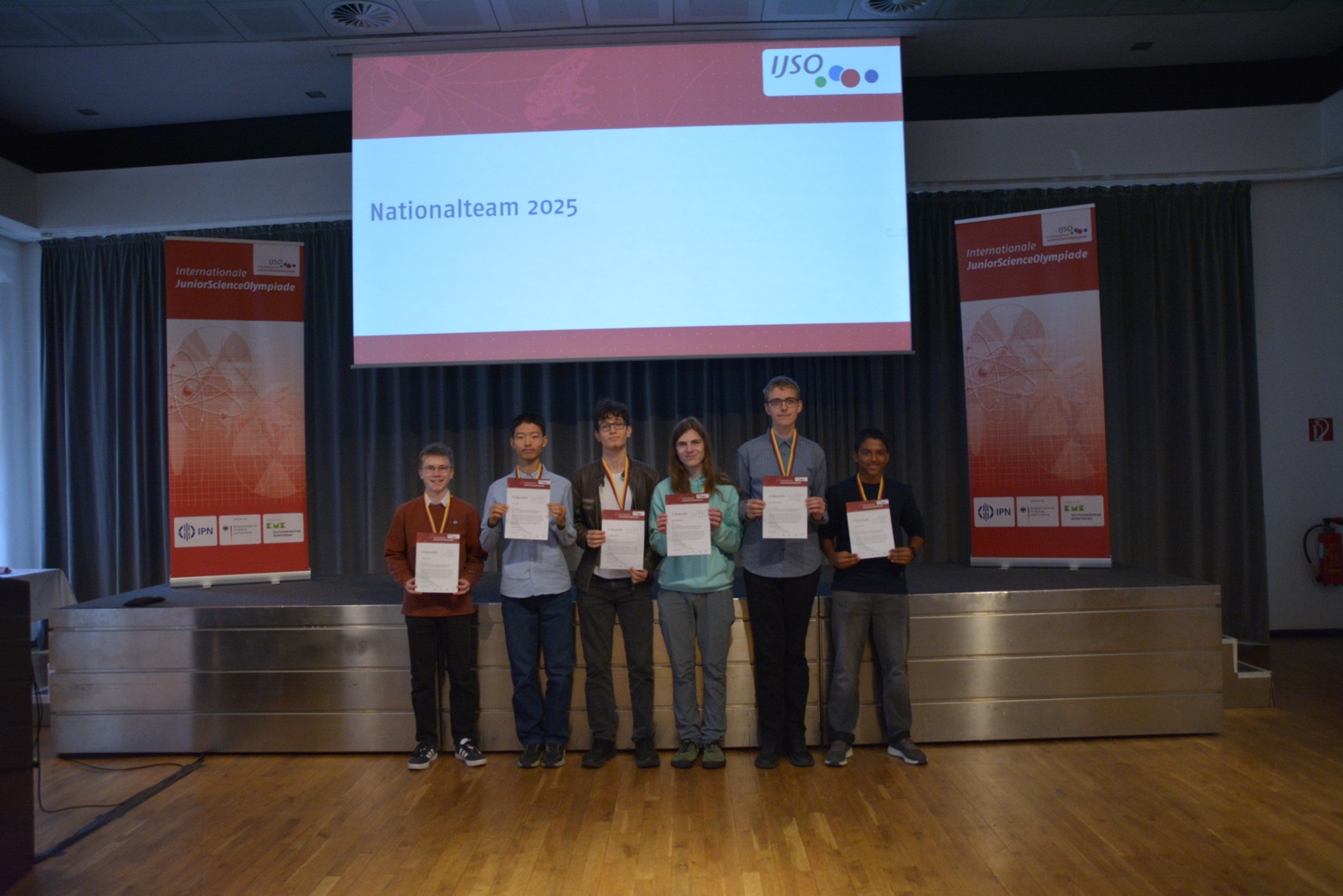 Die Goldmedaillenträger der IJSO 2025. Von links: Simon Jordan, Jinrui Kou, Tom Edgar Asche, Martin Könnicke, Jan Magnus Müller und Devang Nellooli. Foto: Hannah Mahnke.