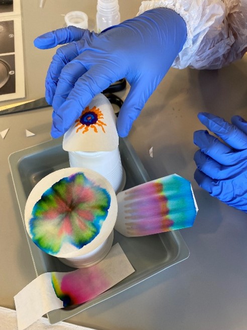 Experiment mit Farben im Rahmen des Workshops