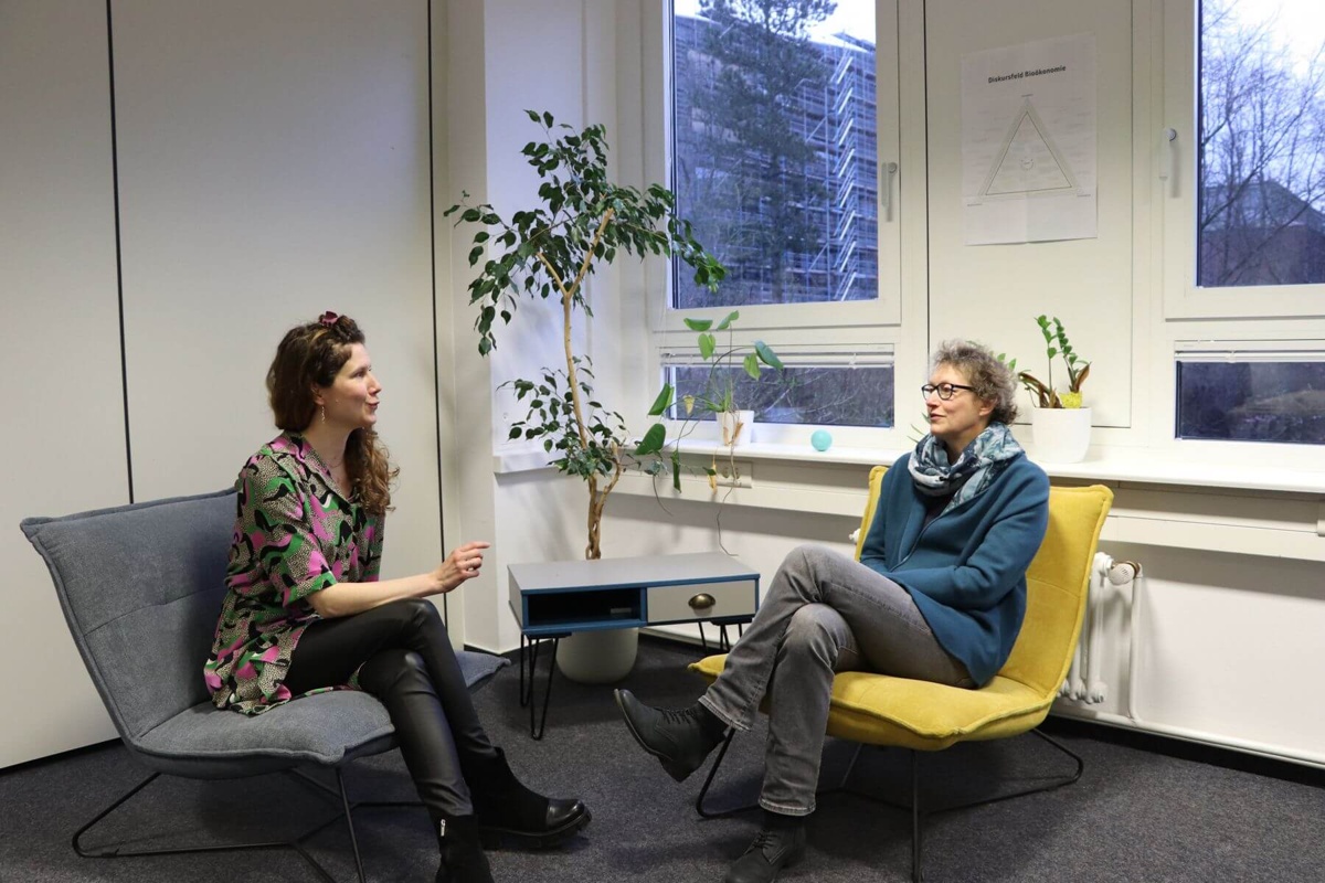Die wissenschaftliche Mitarbeiterin des IPN Dr. Carolin Enzingmüller und Leiterin der IPN-Abteilung Didaktik der Chemie Prof. Dr. Dr. Ilka Parchmann sitzen sich im Gespräch gegenüber.