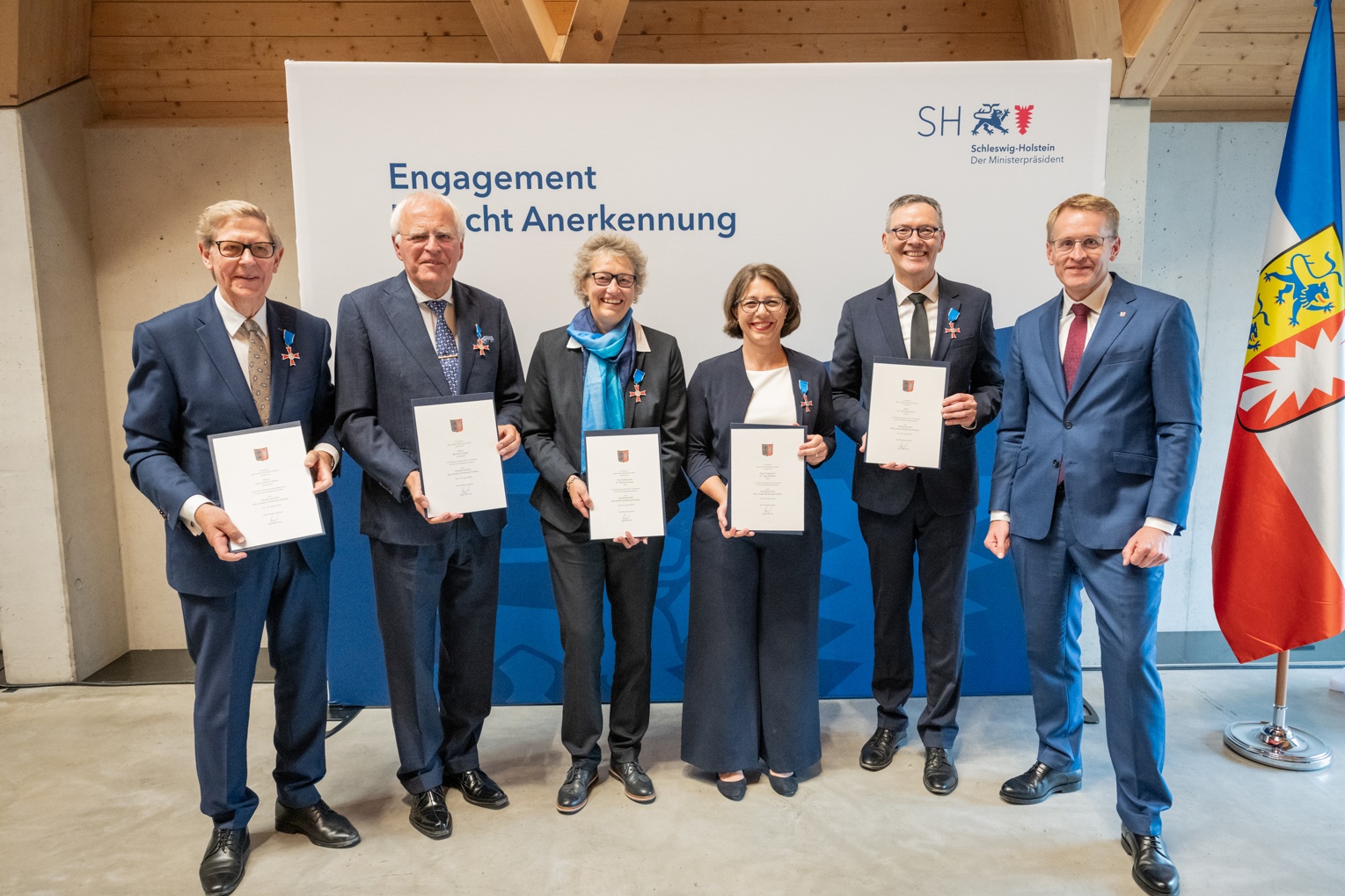Ministerpräsident Daniel Günther mit den fünf Trägerinnen und Trägern des Verdienstordens des Landes Schleswig-Holstein, darunter Prof. Dr. Ilka Parchmann (3. v. l.).