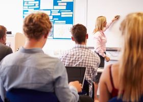 Viele Jugendliche überschätzen die Fähigkeiten von KI: SWR berichtet über Studie mit IPN-Beteiligung