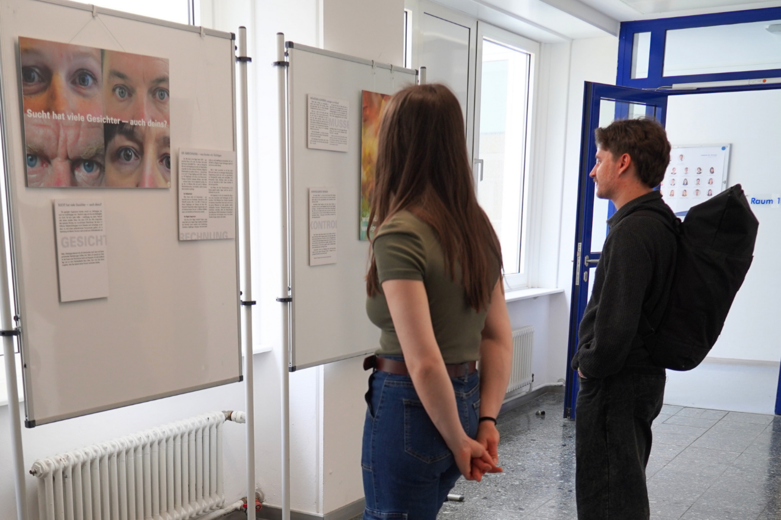 Studierende schauen sich die Ausstellung an