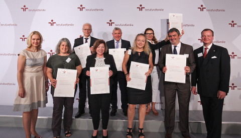 Bent Hinrichsen (2nd from right) accepted the certificate from Manuela Schwesig, the Minister for Family Affairs (1st from left)